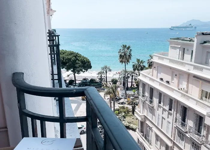 Croisette Vue Laterale Daire Cannes